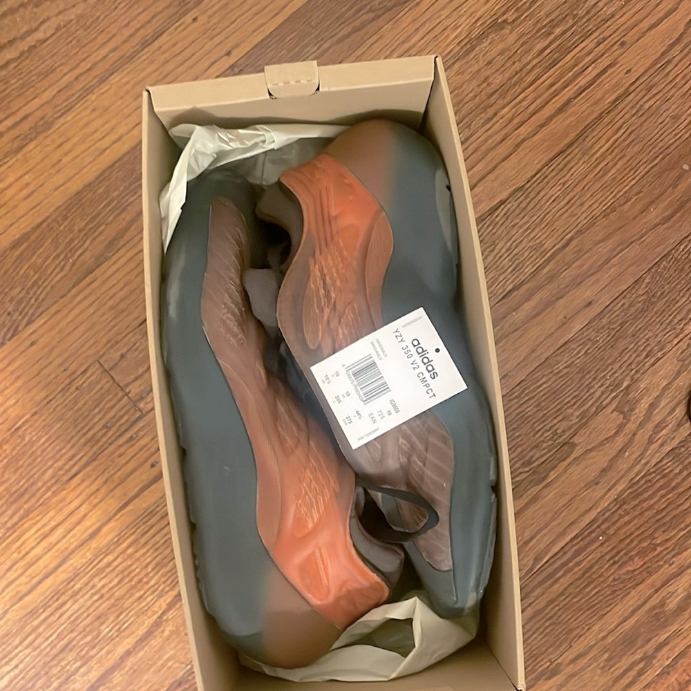 They are Yeezy color is black,orange,blue good for the beach and on you 🔥